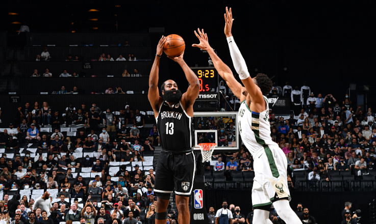  米德尔顿压哨跳投雄鹿绝杀篮网突围